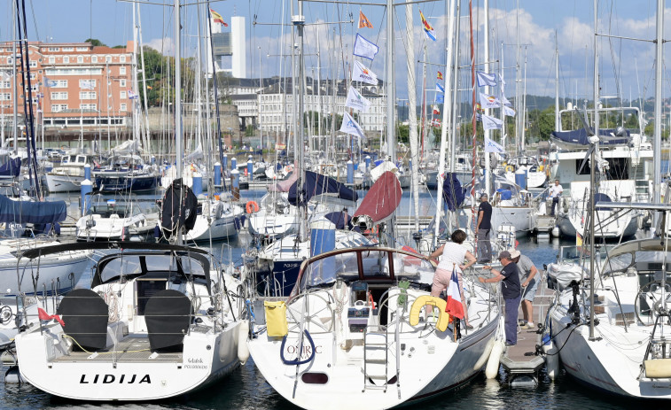 Caen al agua tres personas que navegaban en un velero ante el Castillo de San Antón