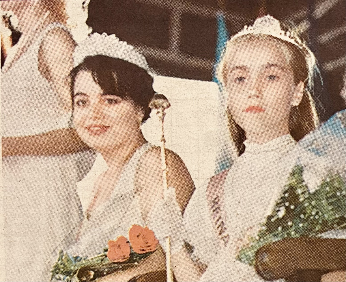 Maru00eda Dopico e Iria Salvadu00f3, reinas de las fiestas en Os Castros 1998