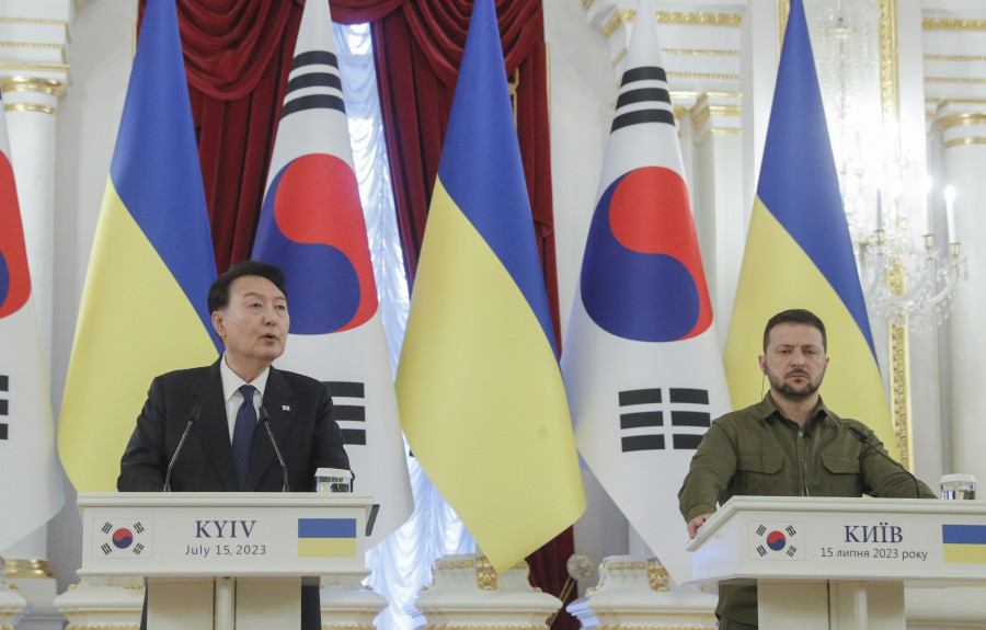 El presidente surcoreano visita por sorpresa Ucrania y mantiene una reunión con Zelenski