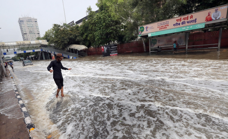 El ejército de India intenta contener la crisis por las inundaciones en Nueva Delhi