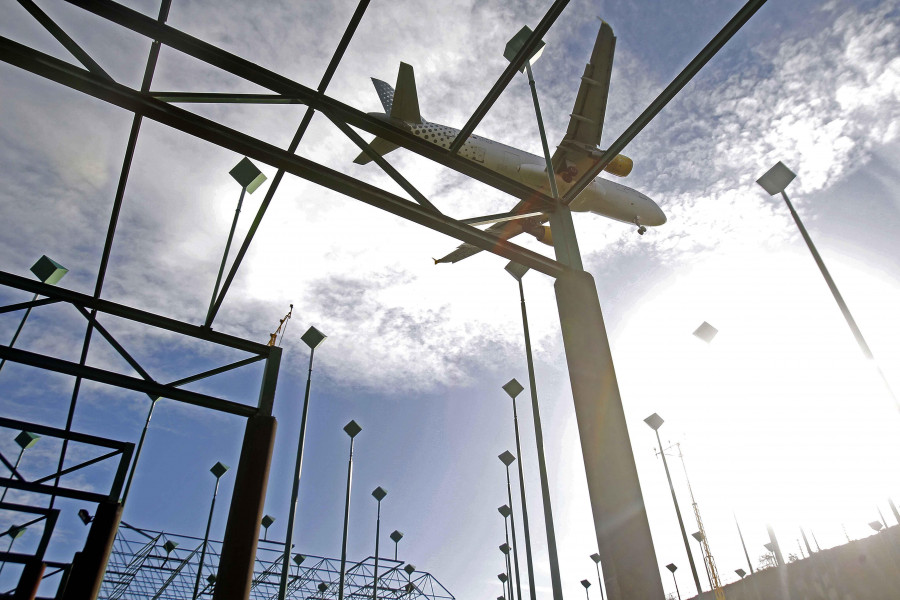 Un parque eólico en Cerceda hace temer por la operatividad del aeropuerto de Alvedro