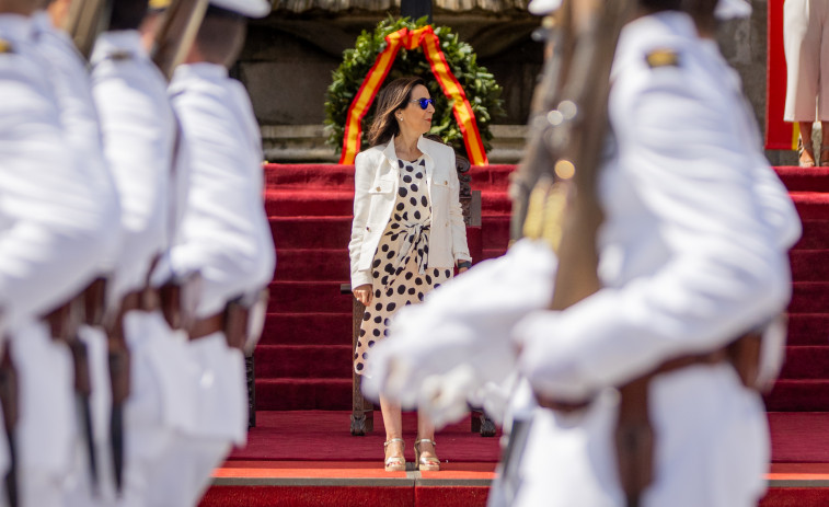 La ministra de Defensa preside la entrega de reales despachos en la Escuela Naval de Marín