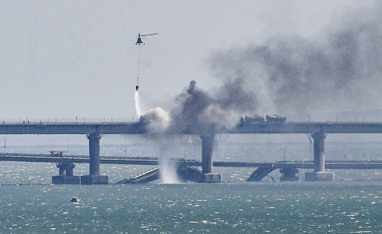 Ucrania ataca con drones el puente de Crimea
