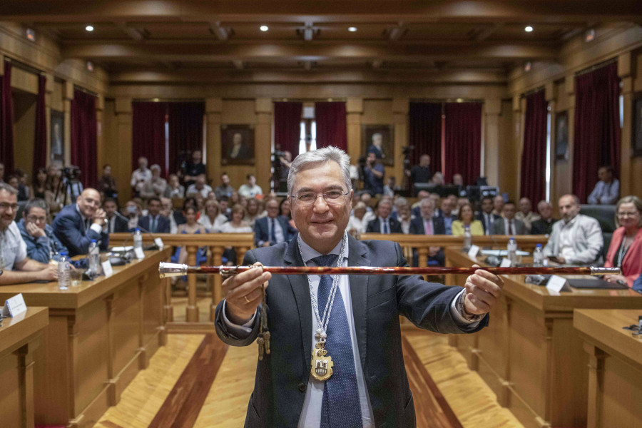 Luis Menor, presidente de la Diputación de Ourense tras 33 años de la familia Baltar al frente