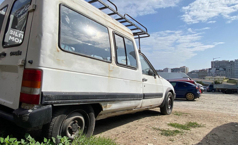 Los conductores coruñeses abandonan un coche al día en las calles de A Coruña