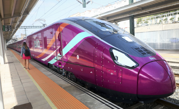 Un tren 'Avlo', o 'low cost' de Renfe, roda en probas por primeira vez pola rede ferroviaria galega