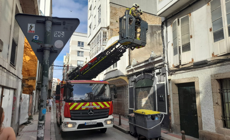 Una alarma de incendio corta la calle del Orzán