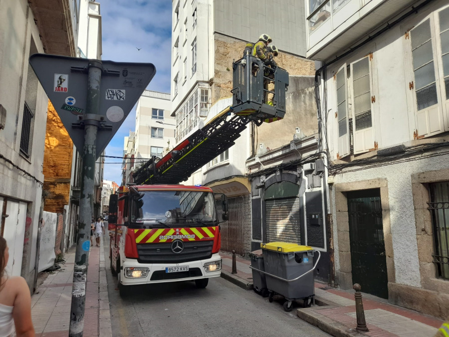 Una alarma de incendio corta la calle del Orzán