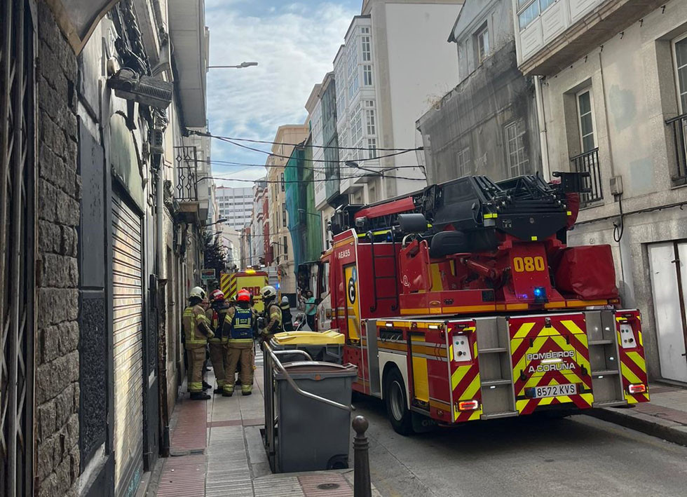 Una alarma de incendio corta la calle del Orzu00e1n  bomberos coruu00f1a (2)