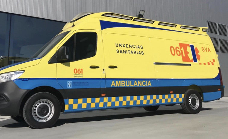 Un conductor sufre un indisposición y se empotra con su caravana contra unos coches estacionados en Viveiro