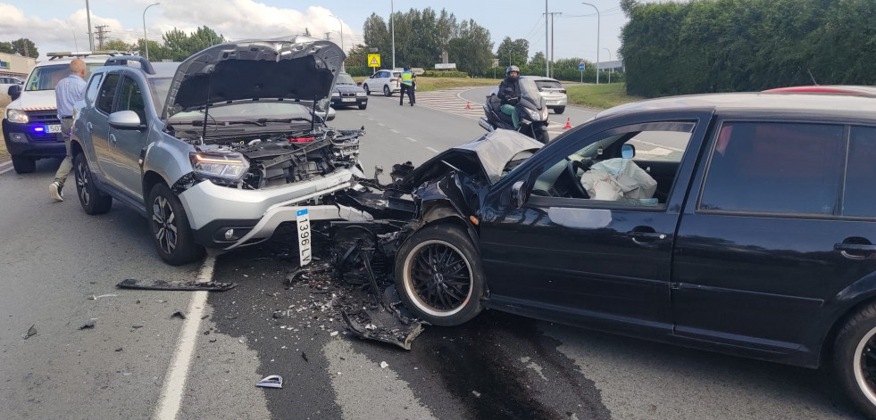 Un hombre resulta herido en una colisión entre dos coches en la Nacional-VI en Bergondo