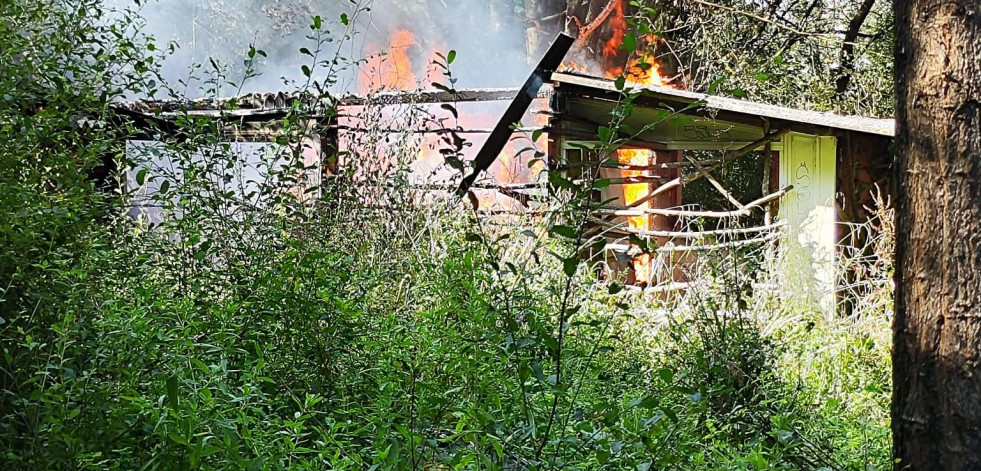 Un incendio en una caseta deshabitada hace saltar las alarmas en Ouces, en Bergondo