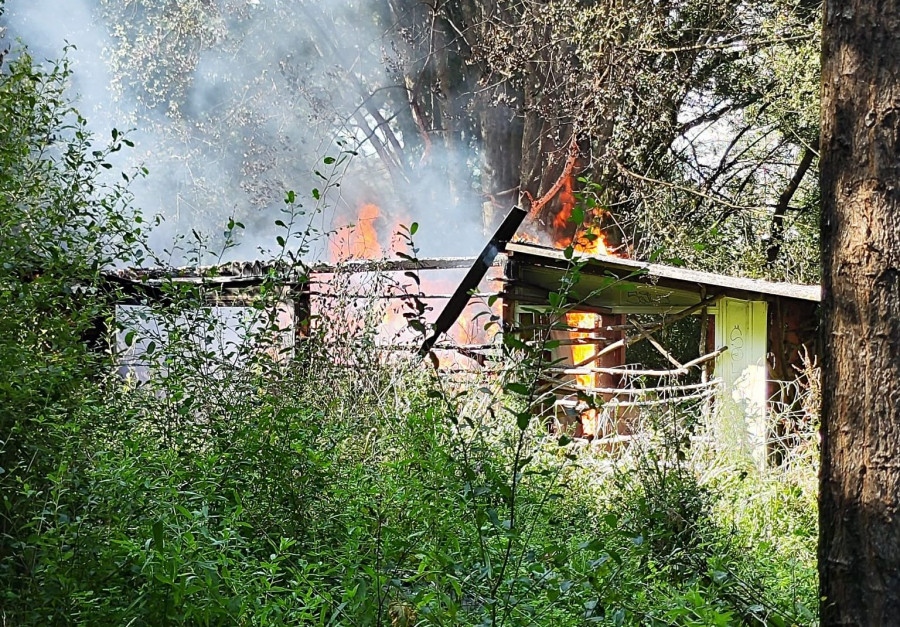 Un incendio en una caseta deshabitada hace saltar las alarmas en Ouces, en Bergondo