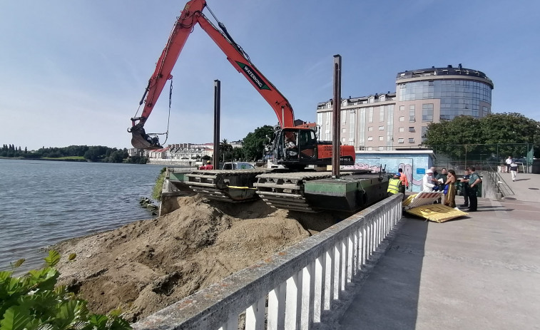 Un operario resulta herido al cortarse con una radial en las obras de dragado de la ría de O Burgo