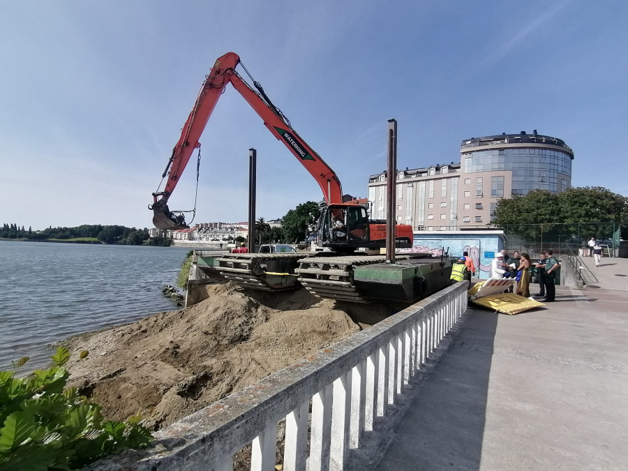Un operario resulta herido al cortarse con una radial en las obras de dragado de la ría de O Burgo