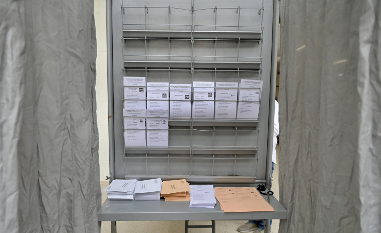 Un apoderado se lleva las papeletas de otras fuerzas políticas en un colegio electoral de Jaén
