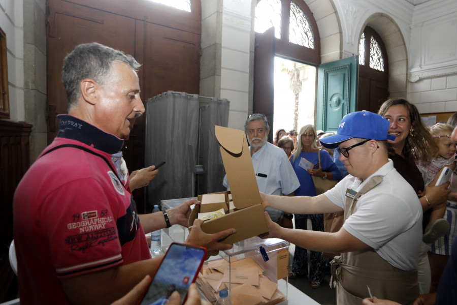El Quiosco de Down Experience reparte bocatas de calamares gratis a los integrantes de las mesas electorales de A Coruña