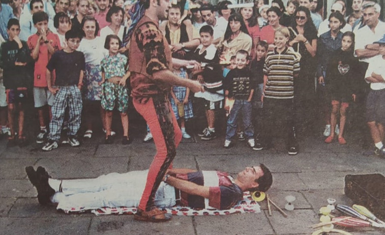 Hace 25 años: La feria medieval lleva a A Coruña atrás en el tiempo y un menor casi se ahoga en el Orzán