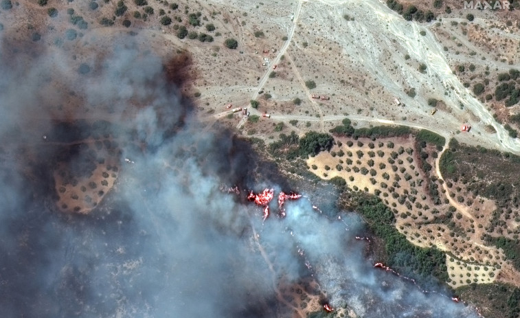 Grecia sigue luchando por controlar los incendios en Rodas, Corfú y Eubea