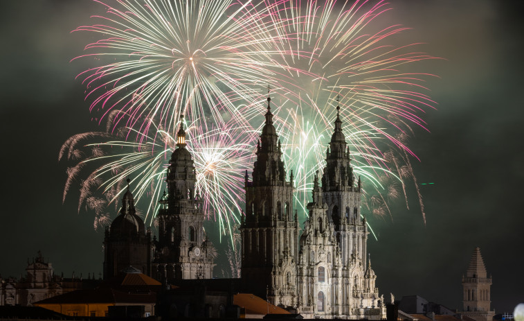 Los Fogos do Apóstolo llenan de luz y color la noche de Santiago, que concluyó sin incidencias