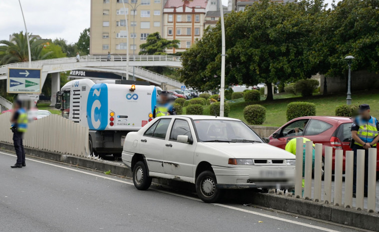 Un conductor se sale de la vía en A Coruña y destroza la mediana de Alfonso Molina