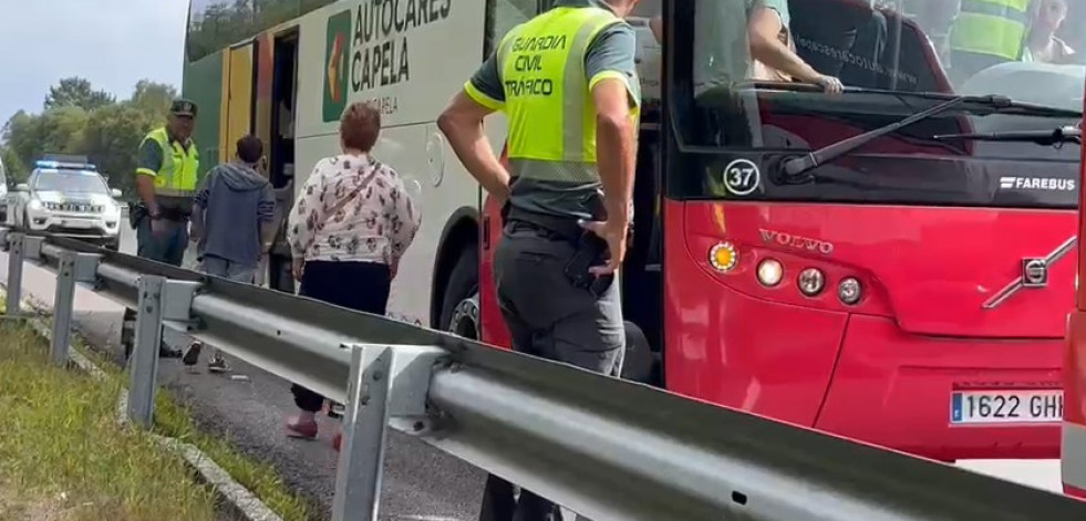 El reventón de una rueda de un autobús con 53 viajeros obliga a cortar un carril de la AP-9 en Bergondo