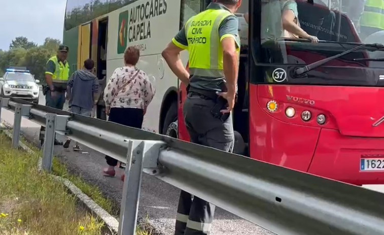 El reventón de una rueda de un autobús con 53 viajeros obliga a cortar un carril de la AP-9 en Bergondo