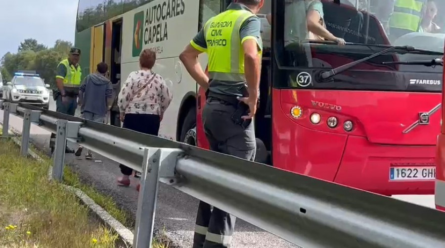 El reventón de una rueda de un autobús con 53 viajeros obliga a cortar un carril de la AP-9 en Bergondo