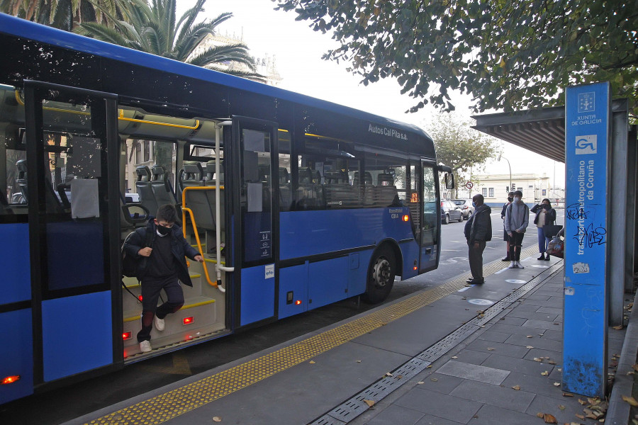 Los usuarios que escogen el bus para ir a las playas de Oleiros se triplican tras reforzar el servicio