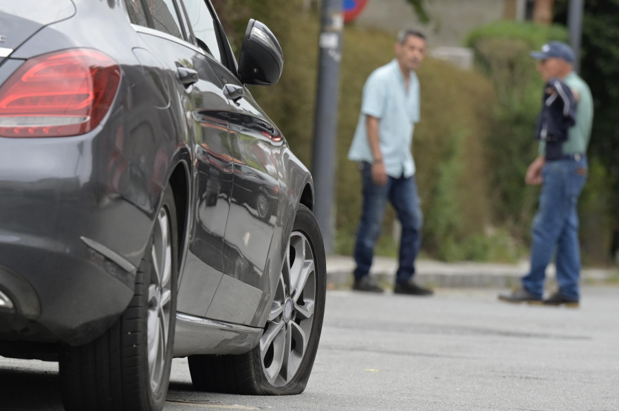 Acto vandálico en Palavea: diez coches con las ruedas pinchadas en una sola calle