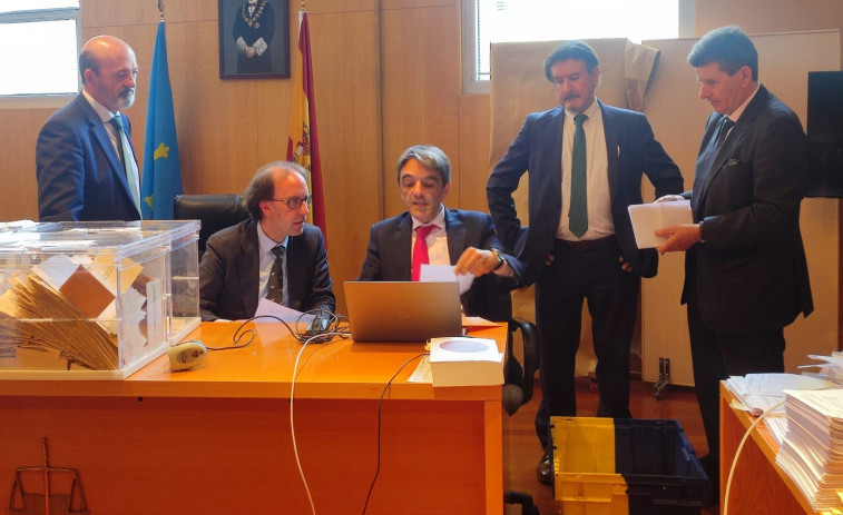 La abstención en el exterior evita el baile de escaños por el voto CERA