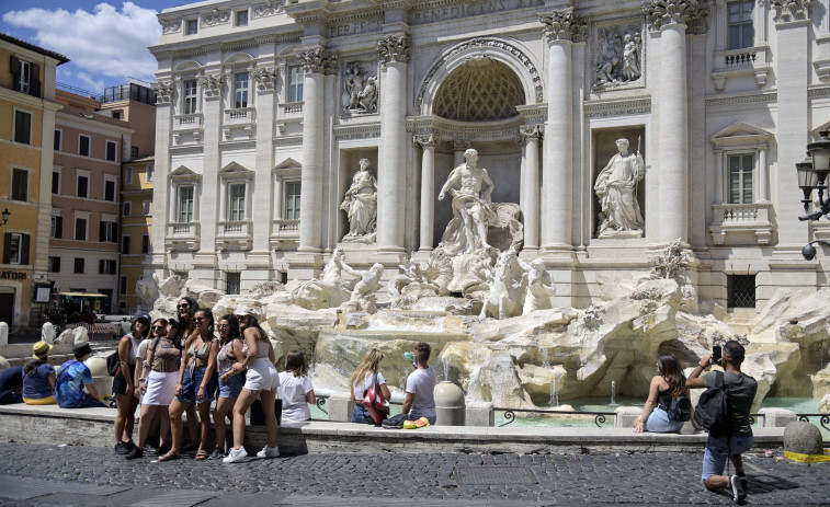 Un  hombre escala la Fontana de Trevi y se lanza al agua