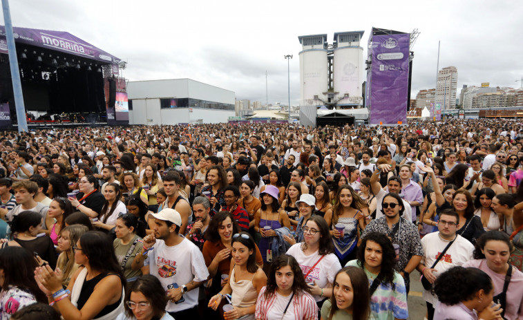 La música planta cara a la lluvia y toma el puerto de A Coruña