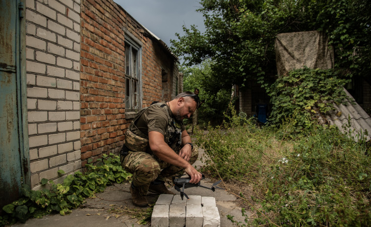 Ucrania destruye artillería rusa y da otro paso de avance al mar de Azov