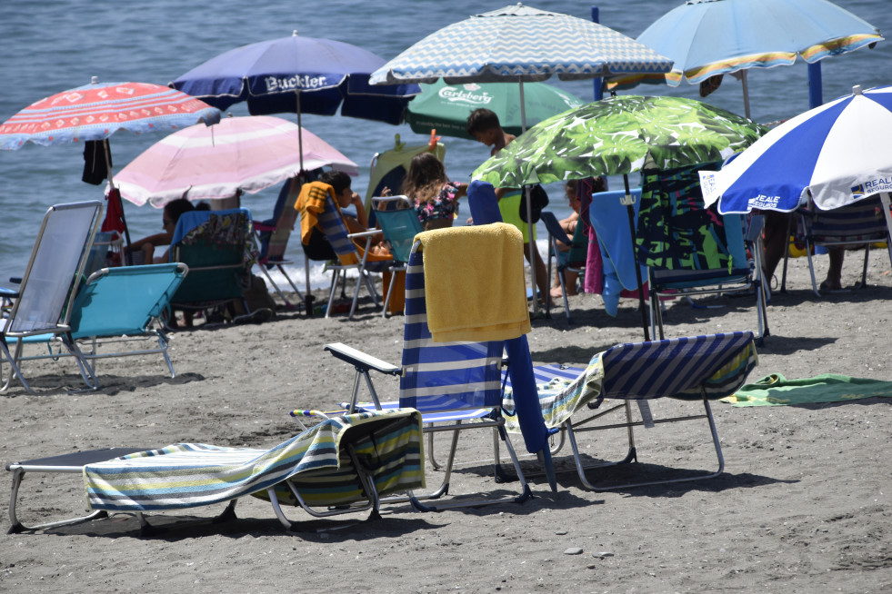 Sombrillas y tumbonas en una playa de playa de Torrox