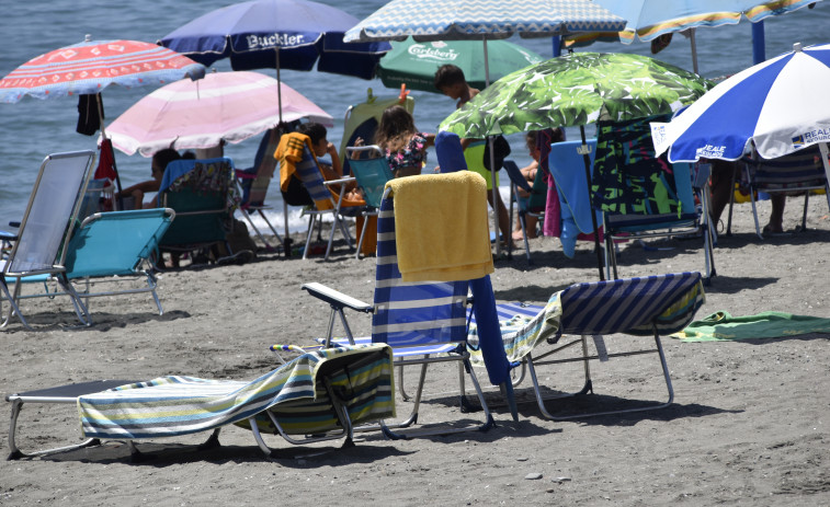 Hasta 300 euros de multa en playas de Málaga por plantar sombrillas para guardar sitio