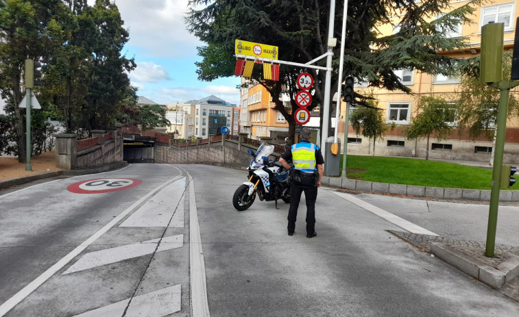 Un vehículo choca contra dos coches en el túnel de María Pita y se da a la fuga