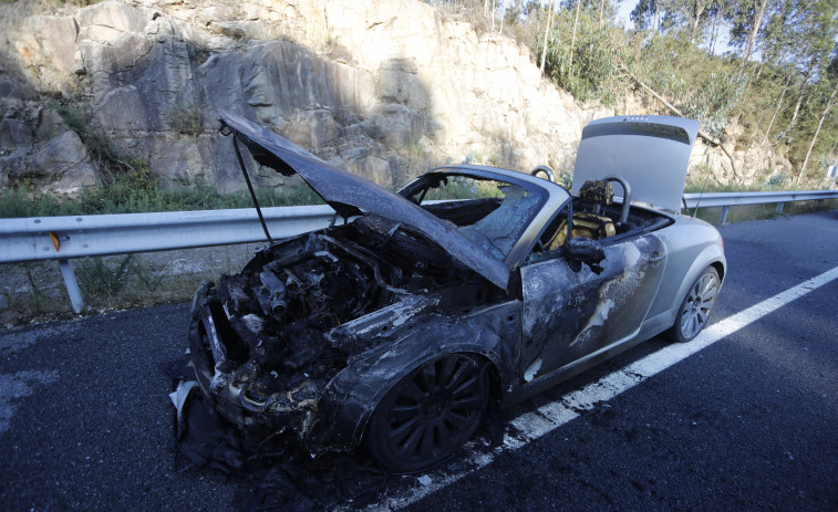 Un coche arde mientras circulaba por la Tercera Ronda de A Coruña