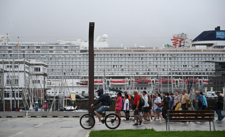 El crucero de lujo 'Norwegian Getaway' visita A Coruña por primera vez