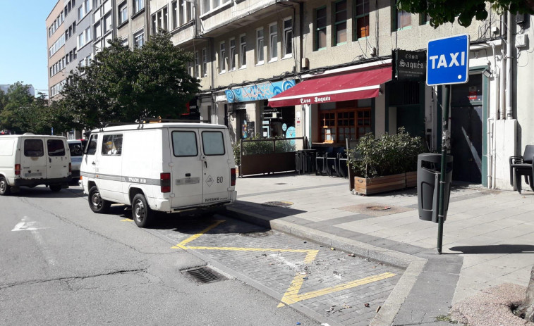 Vacían cuatro toneladas de basura acumulada por los okupas de la avenida de Oza