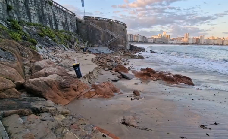 El fuerte oleaje se lleva la arena de la playa coruñesa del Matadero