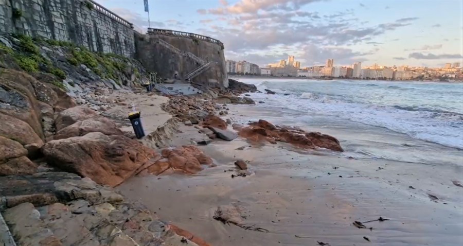 El fuerte oleaje se lleva la arena de la playa coruñesa del Matadero