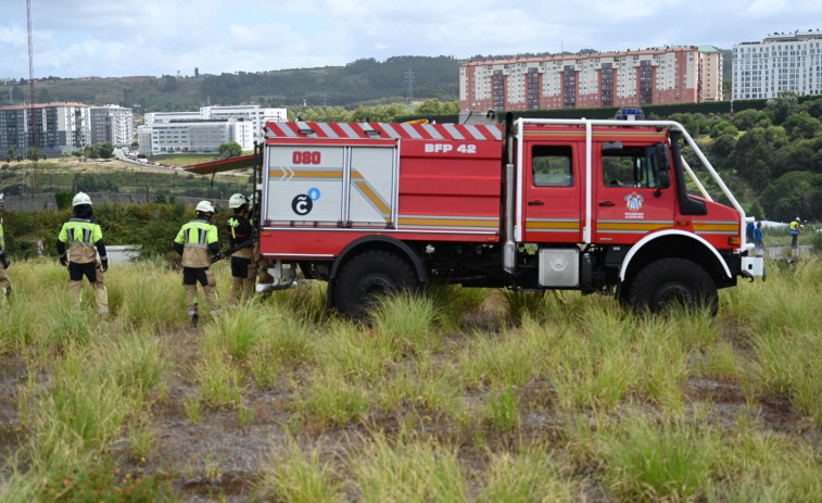 Los Bomberos sofocan un incendio forestal en el lugar coruñés de Vío