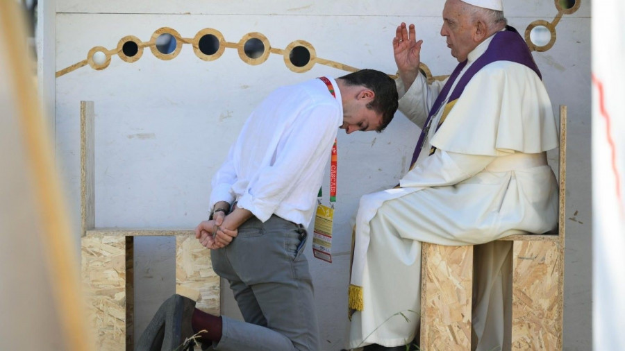 El papa almorzó con jóvenes y hablaron de aborto, eutanasia y de no olvidar a los abuelos