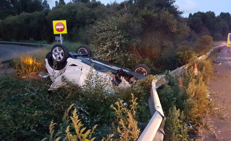 Tres heridos en una colisión frontal entre dos coches en Arteixo