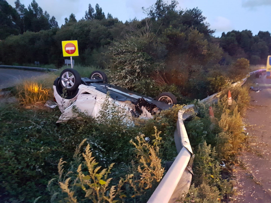 Tres heridos en una colisión frontal entre dos coches en Arteixo