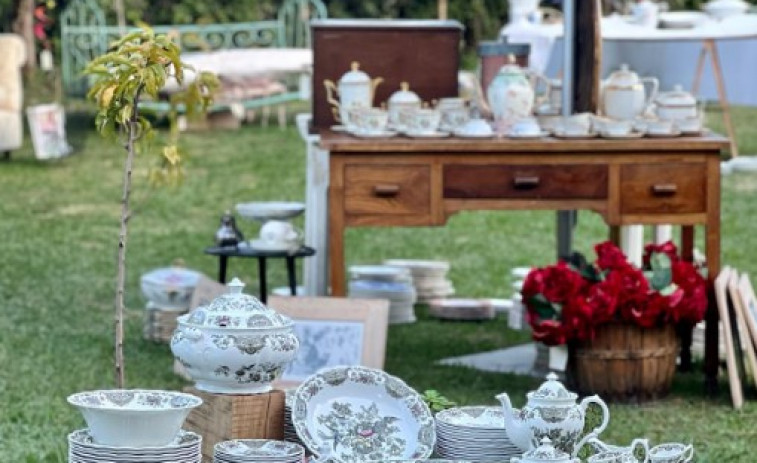 Vajilla, antigüedades y flores se dan cita en Arteixo en un mercadillo de antigüedades francesas