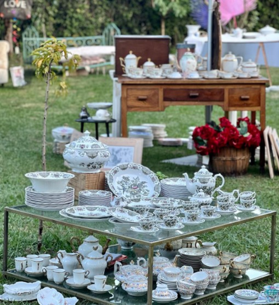 Vajilla, antigüedades y flores se dan cita en Arteixo en un mercadillo de antigüedades francesas