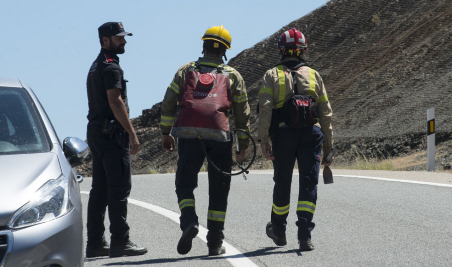 Los Bomberos contienen el incendio de Portbou y esperan estabilizarlo en próximas horas