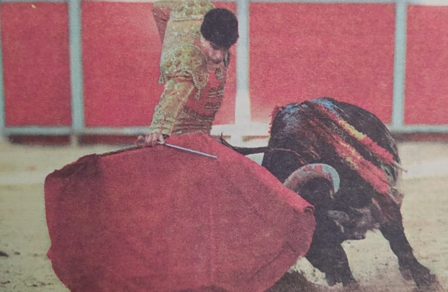 Hace 25 años: Jesulín de Ubrique y Curro Romero abren los toros en A Coruña y Lewinsky cuenta su relación con Clinton